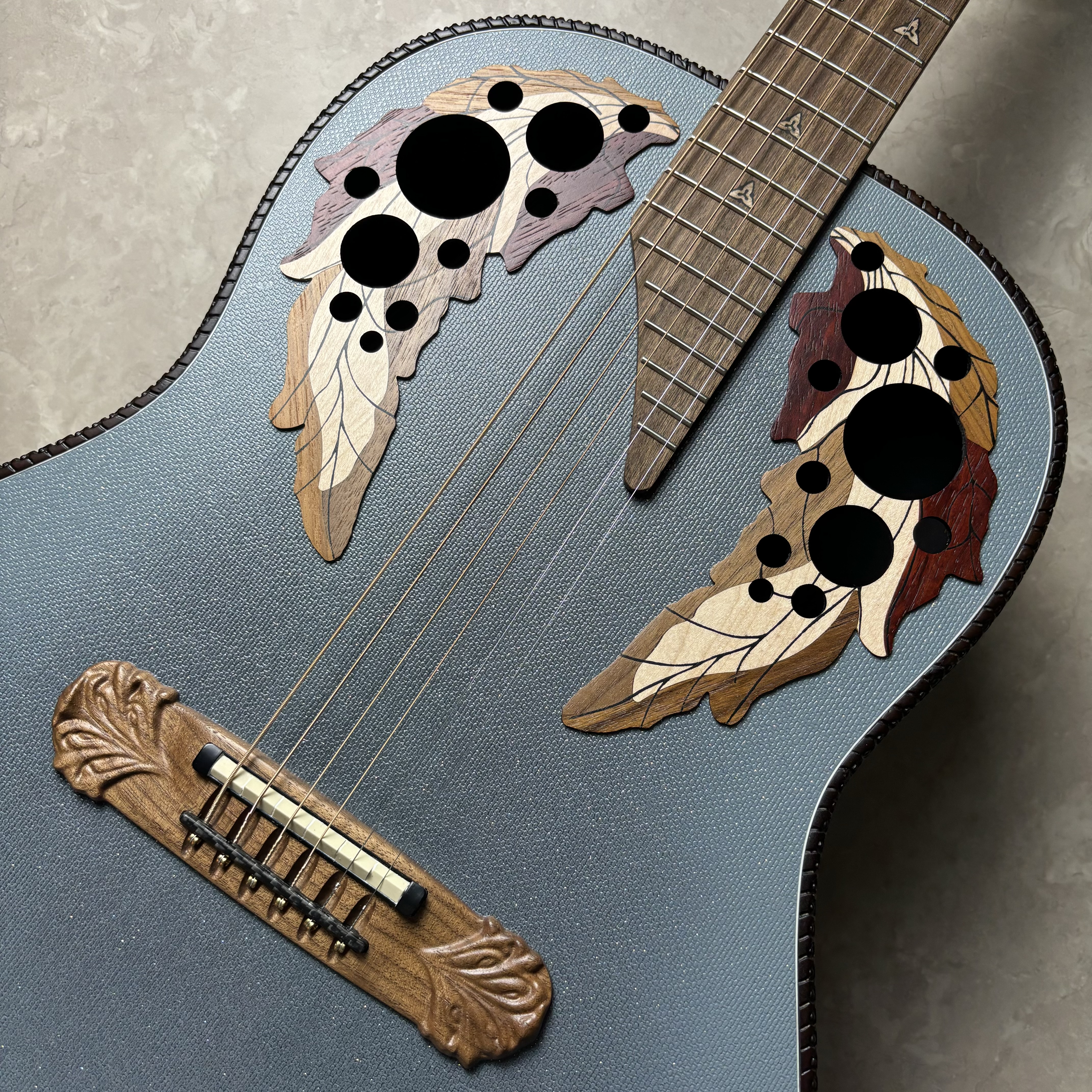 アコースティックギター】「Ovation ADAMAS 1687GT-8 」展示しており