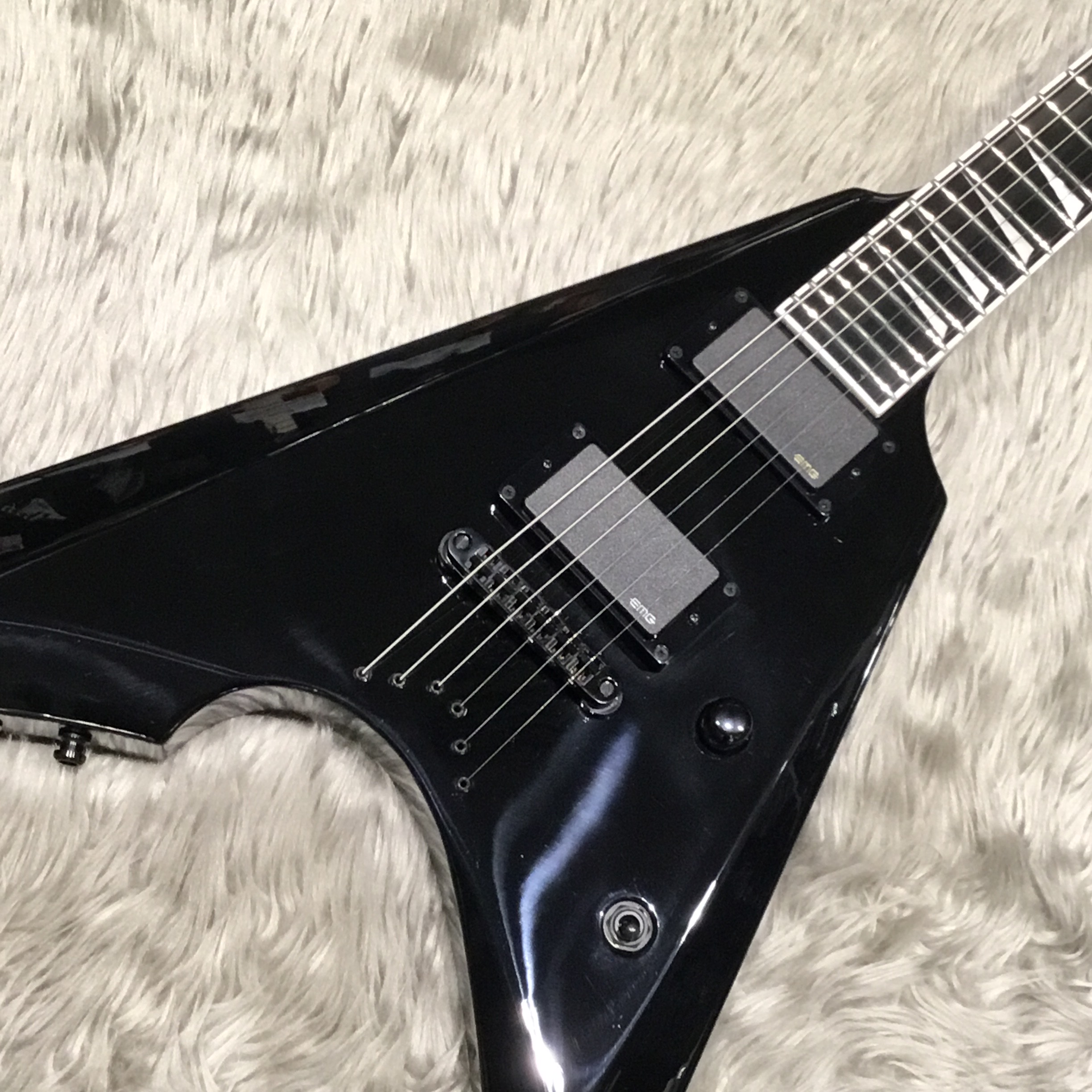 新入荷情報】E-IIのノントレモロタイプのVシェイプ「ARROW-NT」入荷