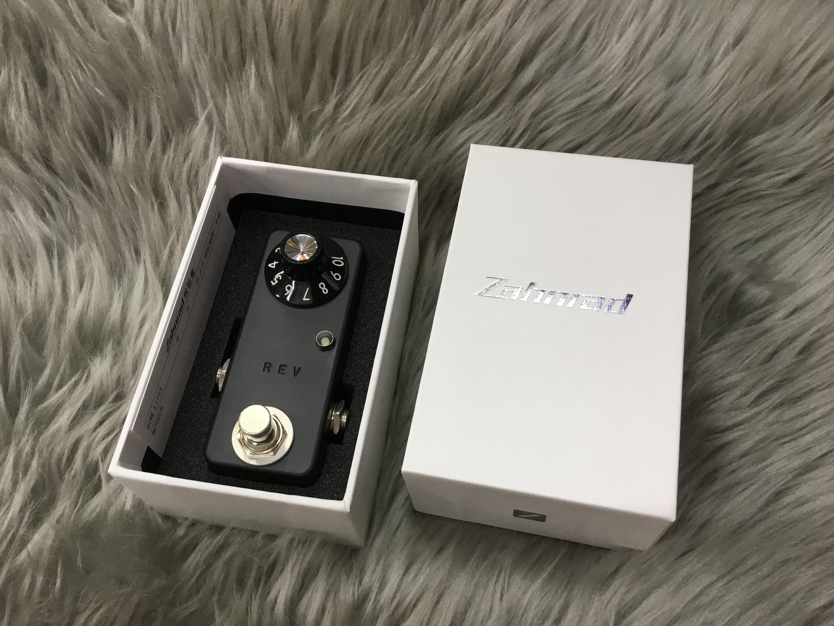 入荷情報】ブラックフェイス系リバーブ Zahnrad 「REV」が入荷！｜島村