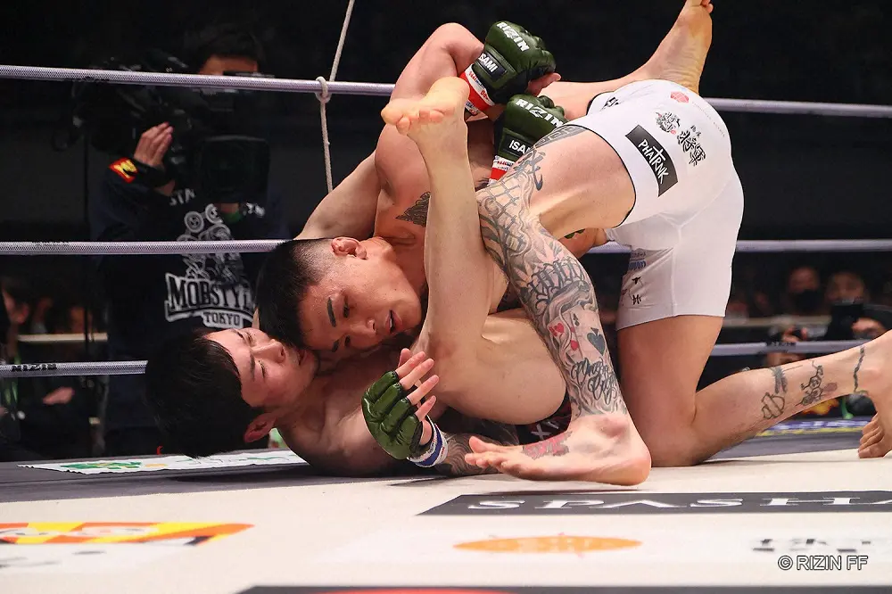 萩原京平（右）を攻める弥益ドミネーター聡志（C）RIZIN FF - スポニチ