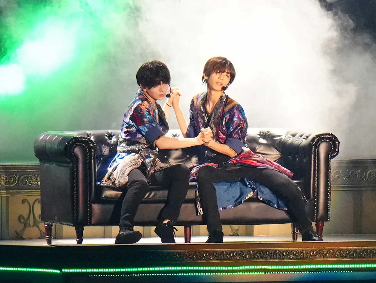 ジャニーズJr. ライブ＞熱唱するLilかんさいの西村拓哉（左）と少年