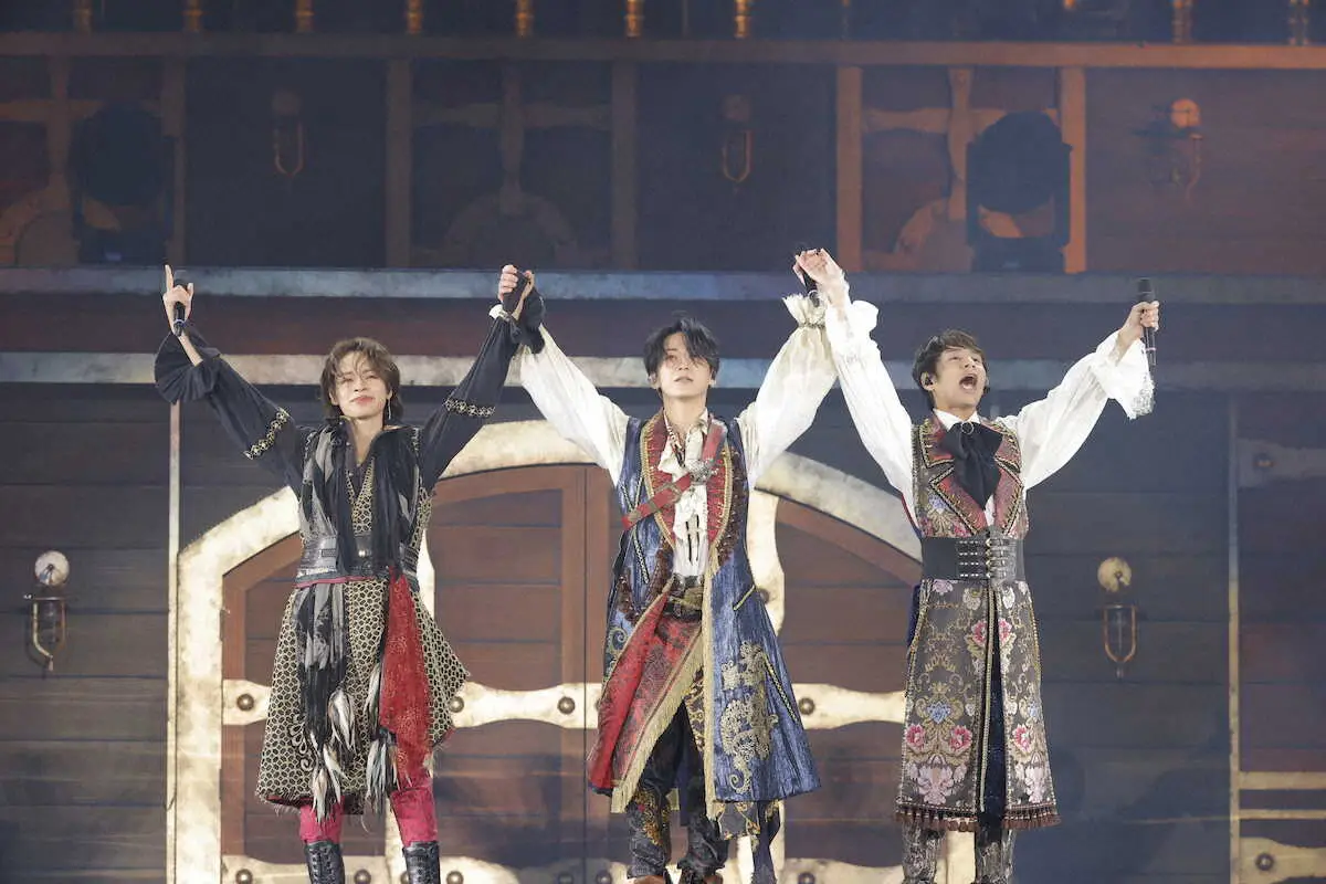 ラストライブを行ったKAT－TUNの（左から）上田竜也、亀梨和也、中丸