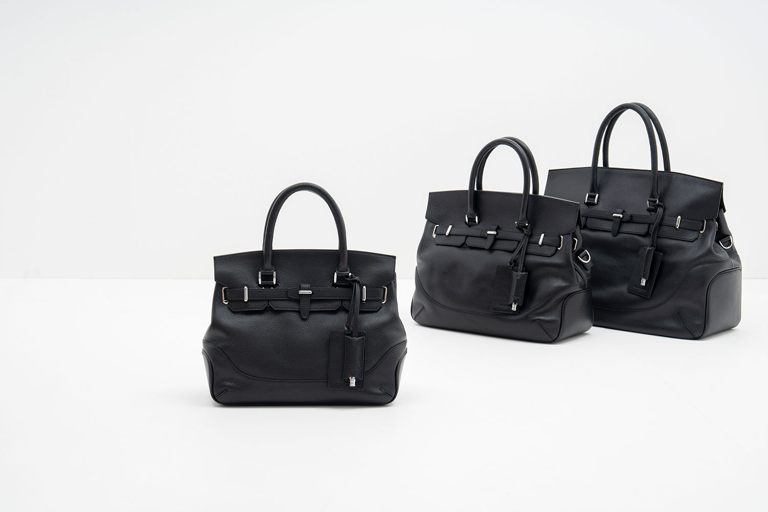 人気のボストンバッグをリサイズした直営店舗限定のアイテムが登場