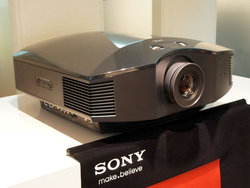 ソニー、上位機の技術も投入したフルHD SXRDプロジェクター「VPL