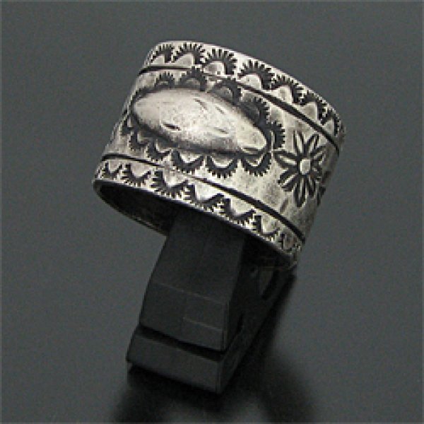 ナバホ族 Lyndon Tsosie スタンプワーク スターリングシルバー リング