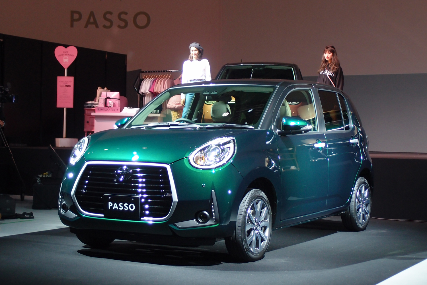 トヨタ・パッソ」コラボキャンペーン発表会の会場から 内装・外装など