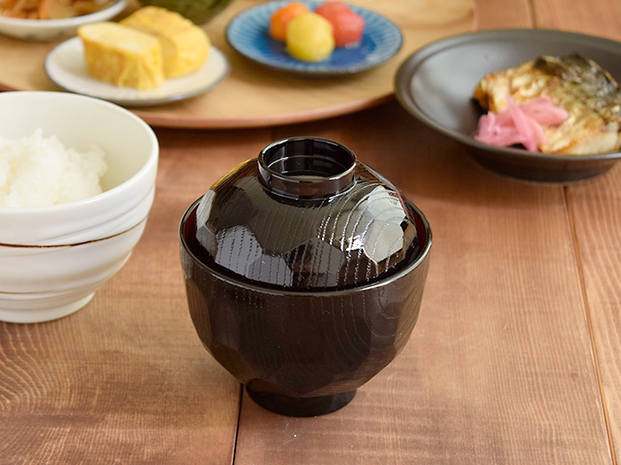 伝統模様の亀甲が人気な汁椀。蓋付きで来客時の、みそ汁、お吸い物にも