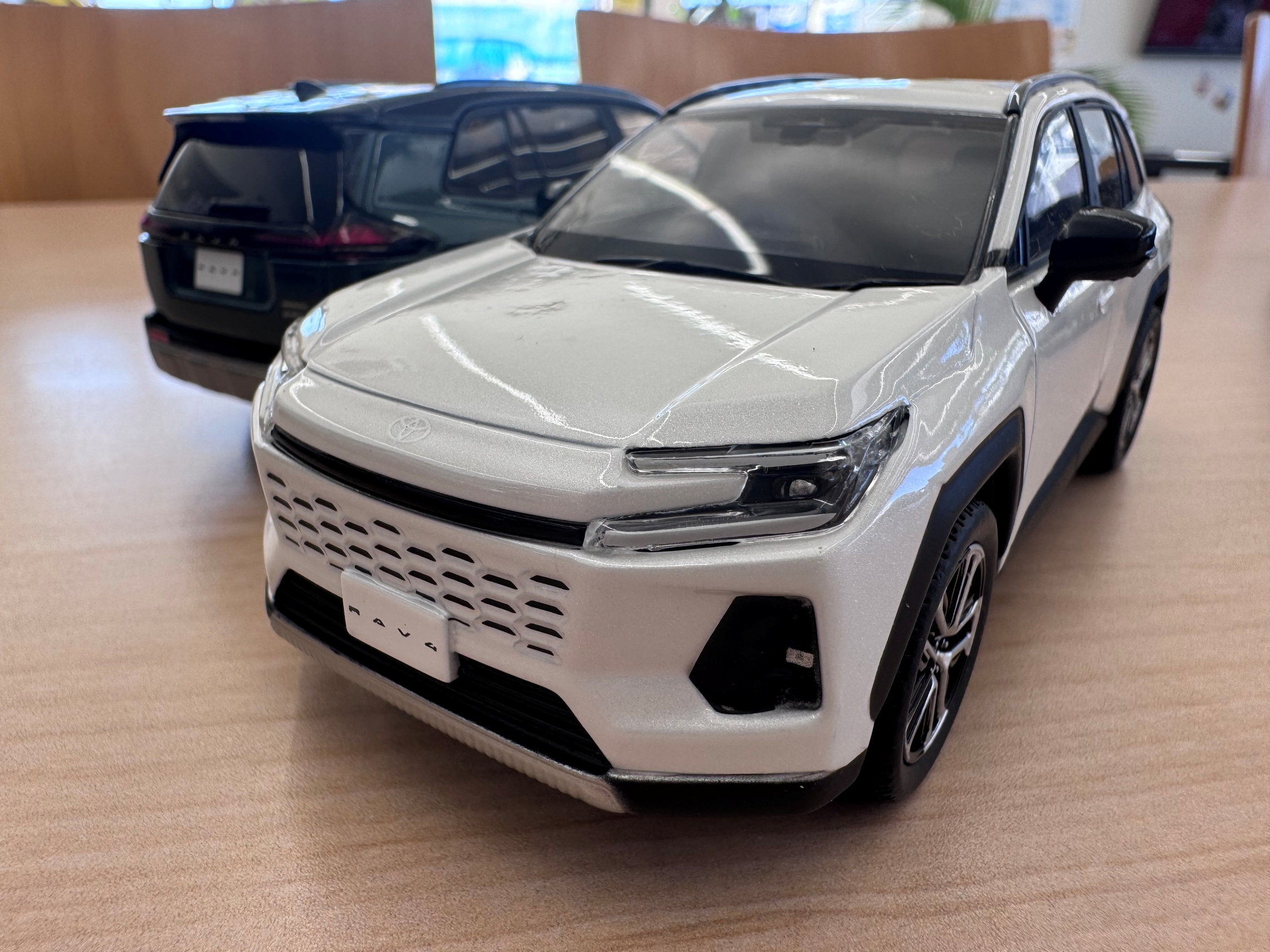 新型RAV4 全色勢ぞろい！（ミニカー）