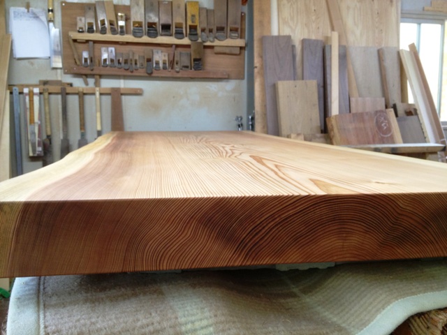 青森県佐藤様の杉一枚板座卓（丸太半割脚・総杉造り）、完成！ | 信州