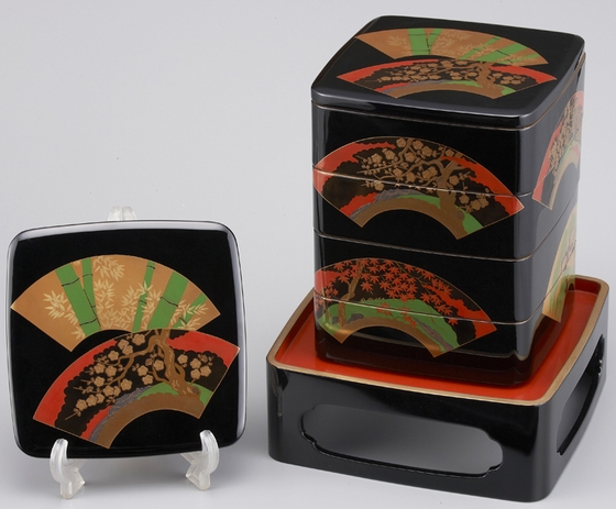屠蘇器・重箱セット 地紙扇面蒔絵 2,750,000円(税込） | 輪島塗の