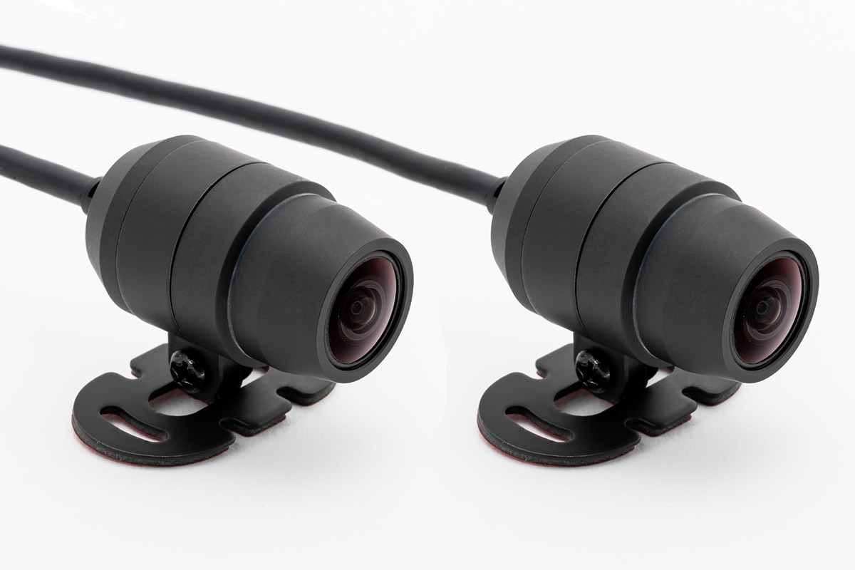 前後2台のカメラで記録し、スマホで確認できる！ミツバサンコーワの