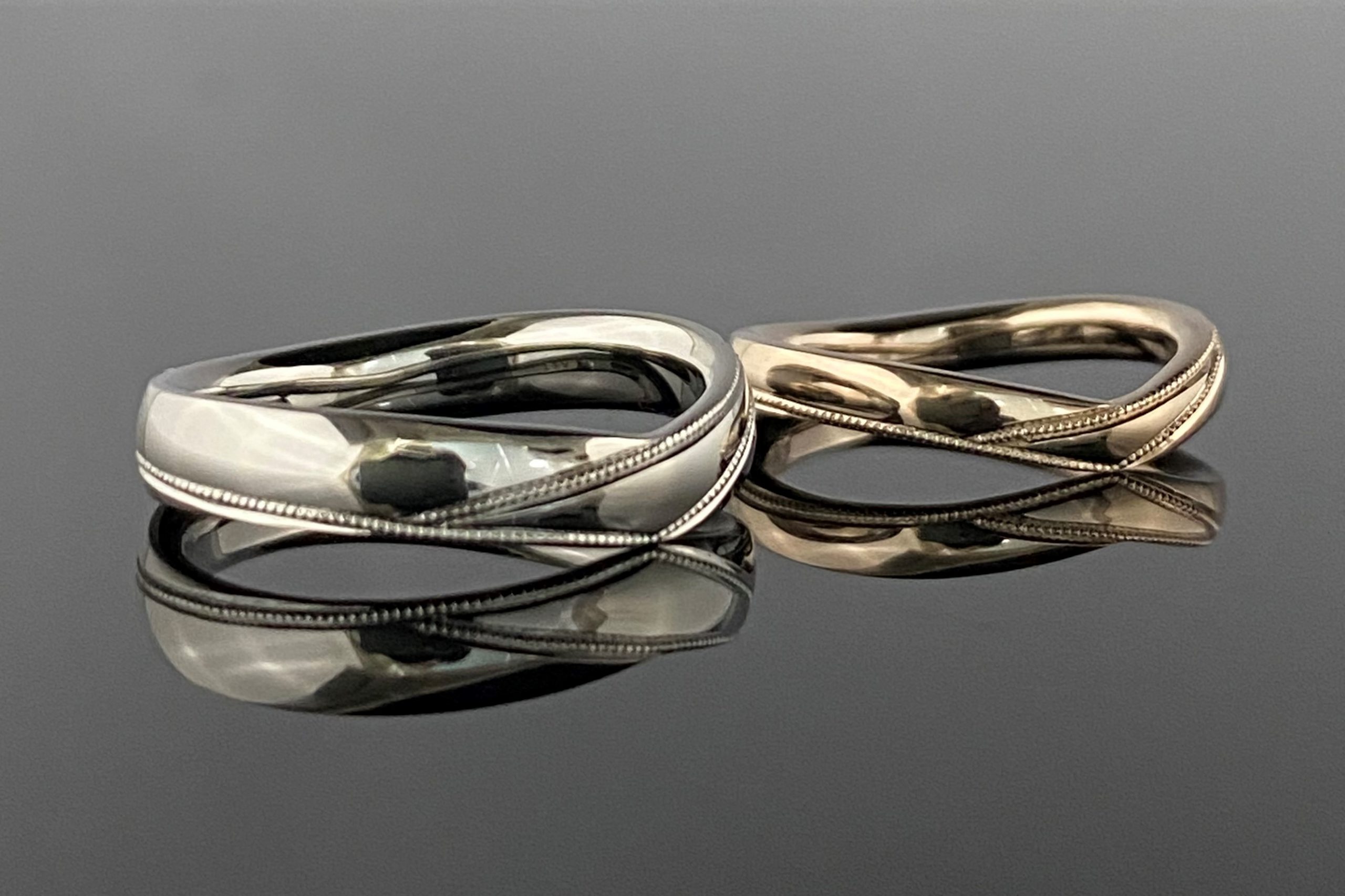 お好みの素材のV字リングにミルを施しました | 結婚・婚約指輪の