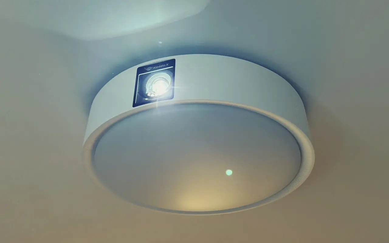 Aladdin X2 Light』レビュー、工事不要で天井設置、場所を取らず大画面
