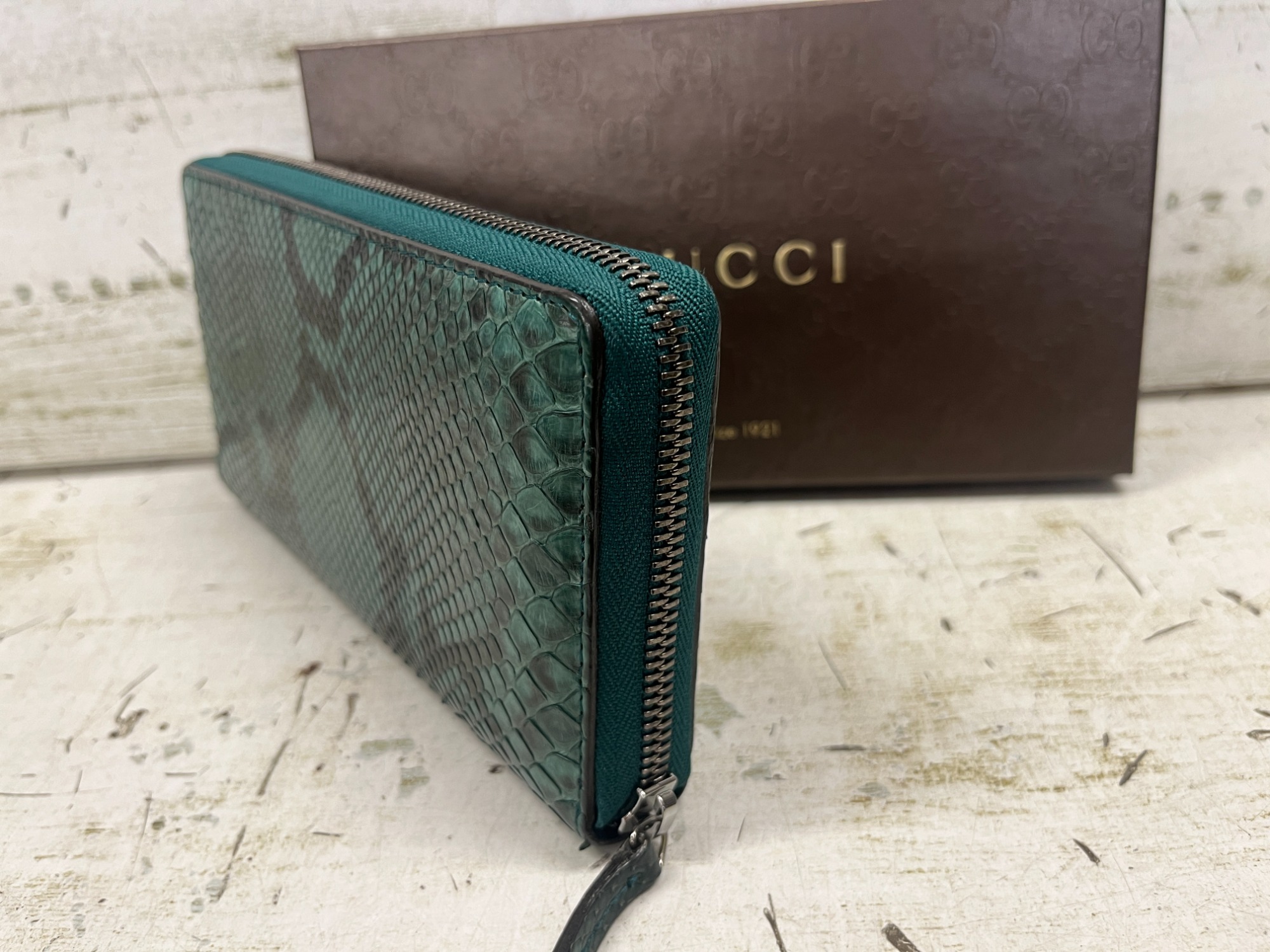 GUCCI(グッチ)のパイソン柄のラウンドファスナー財布のご紹介です
