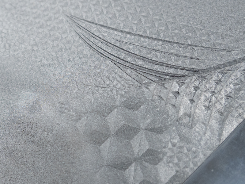 レーザー加工 とは】複雑形状の金属にも高精度な微細彫刻を実現