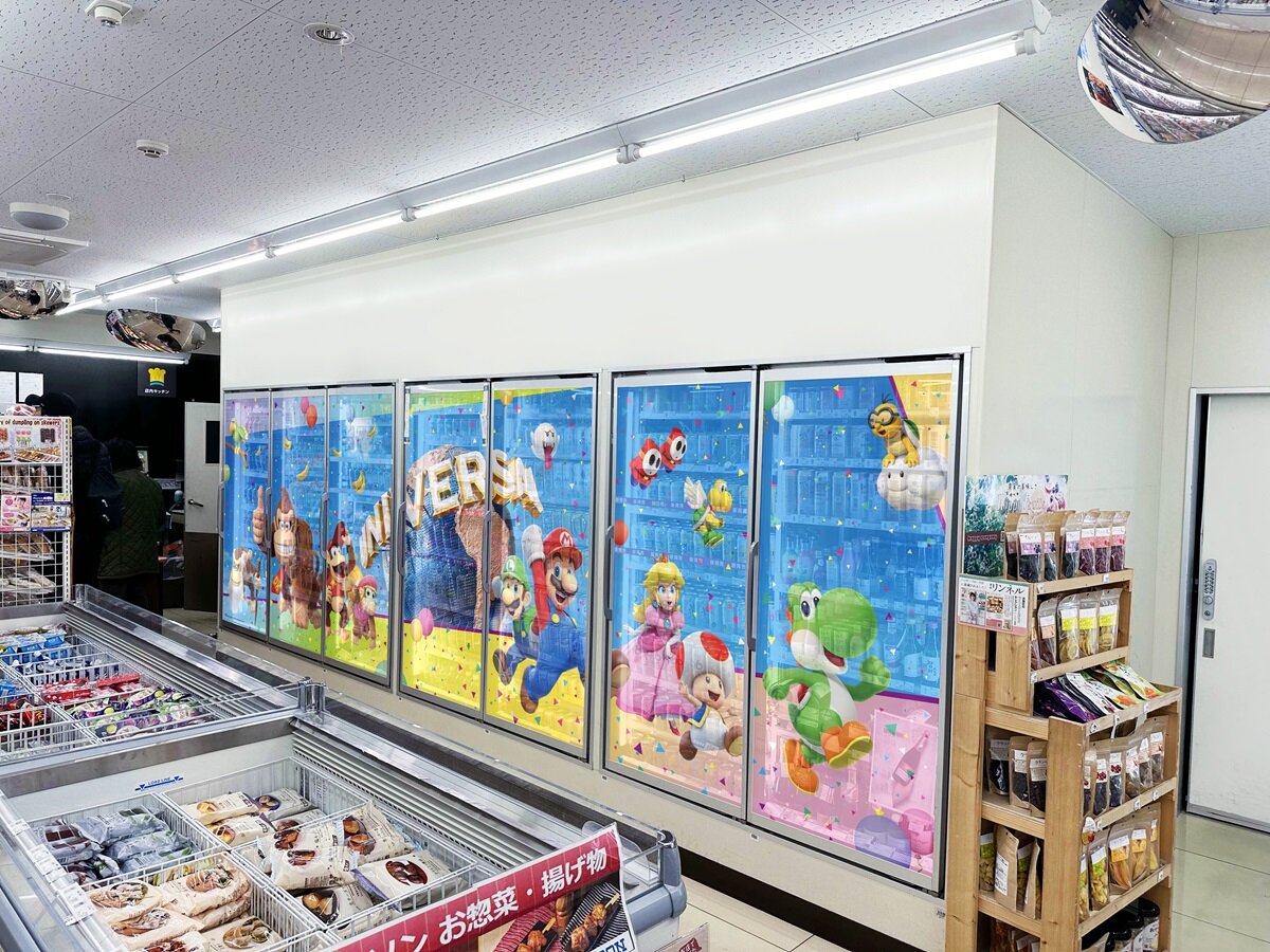 ユニバーサル・スタジオ・ジャパン×ローソン 初の特別ラッピング店舗が