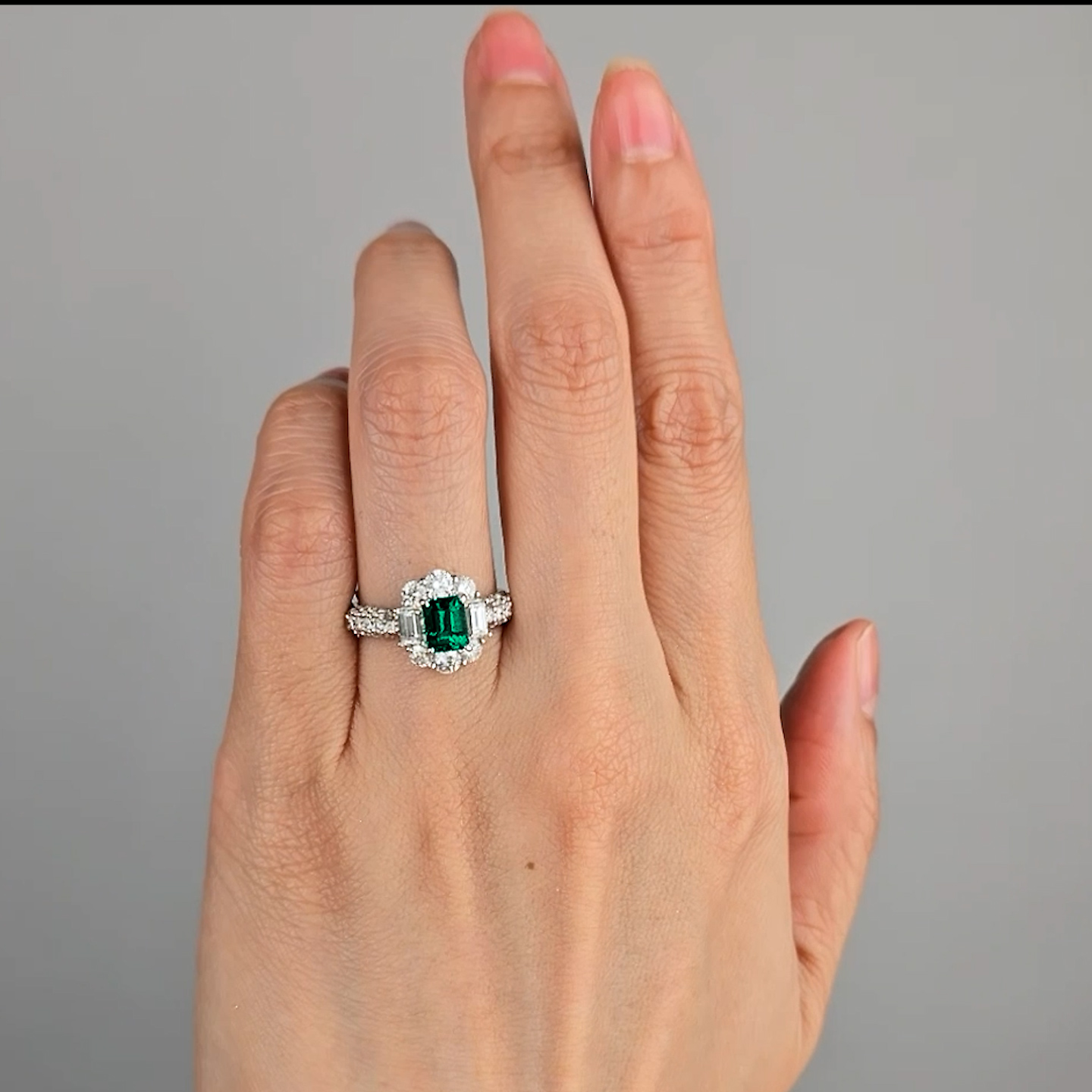 コロンビア産エメラルド0.72ctプラチナリングダイヤ1.43ct付(GIA宝石