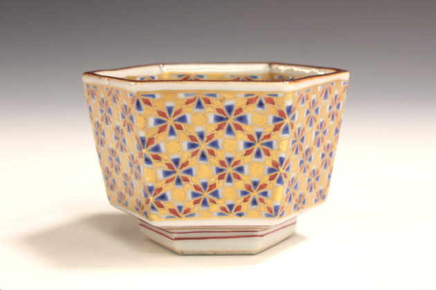 柳瀬美術店 / 4代上出喜山「極彩梅絵六角小紋文様酒盃」共箱[KAMIDE