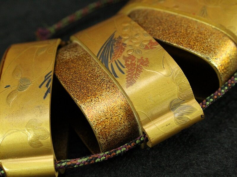 SOLD OUT 名人 梶川作 在銘 秋草蒔絵 印籠 象牙 烏賊 根付(AZ857