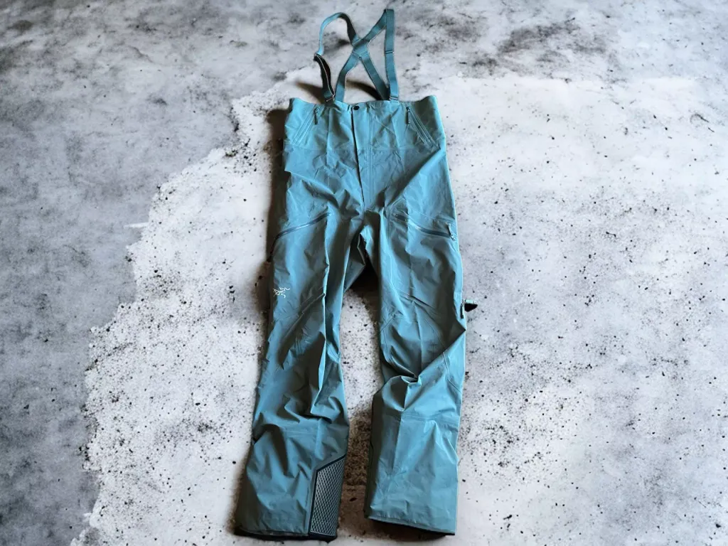 ゴアテックスプロの良さを実感！バックカントリースキー用パンツ