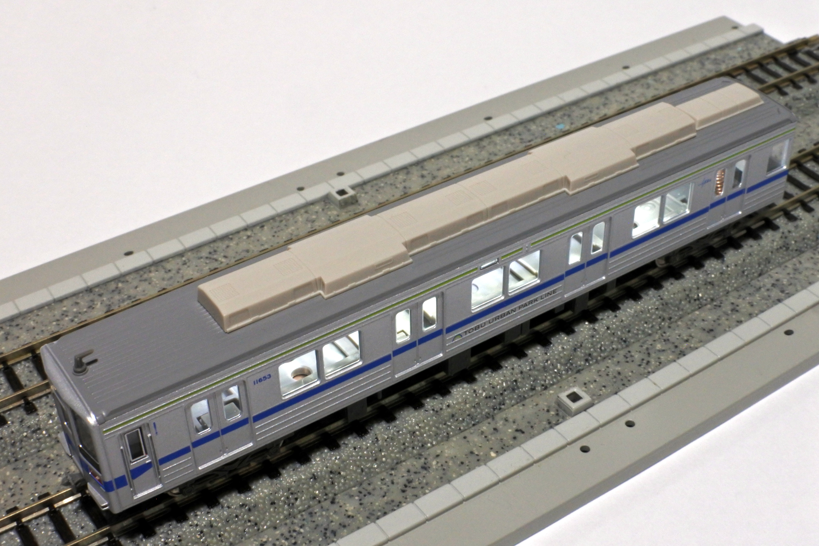 GREENMAX車両に室内灯を取り付けよう。TOMIX製室内灯の取り付け方を解説！