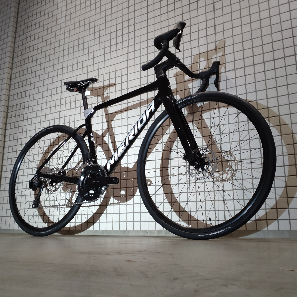 決算セール】黒い軽量オールラウンドなカーボンロードMERIDA