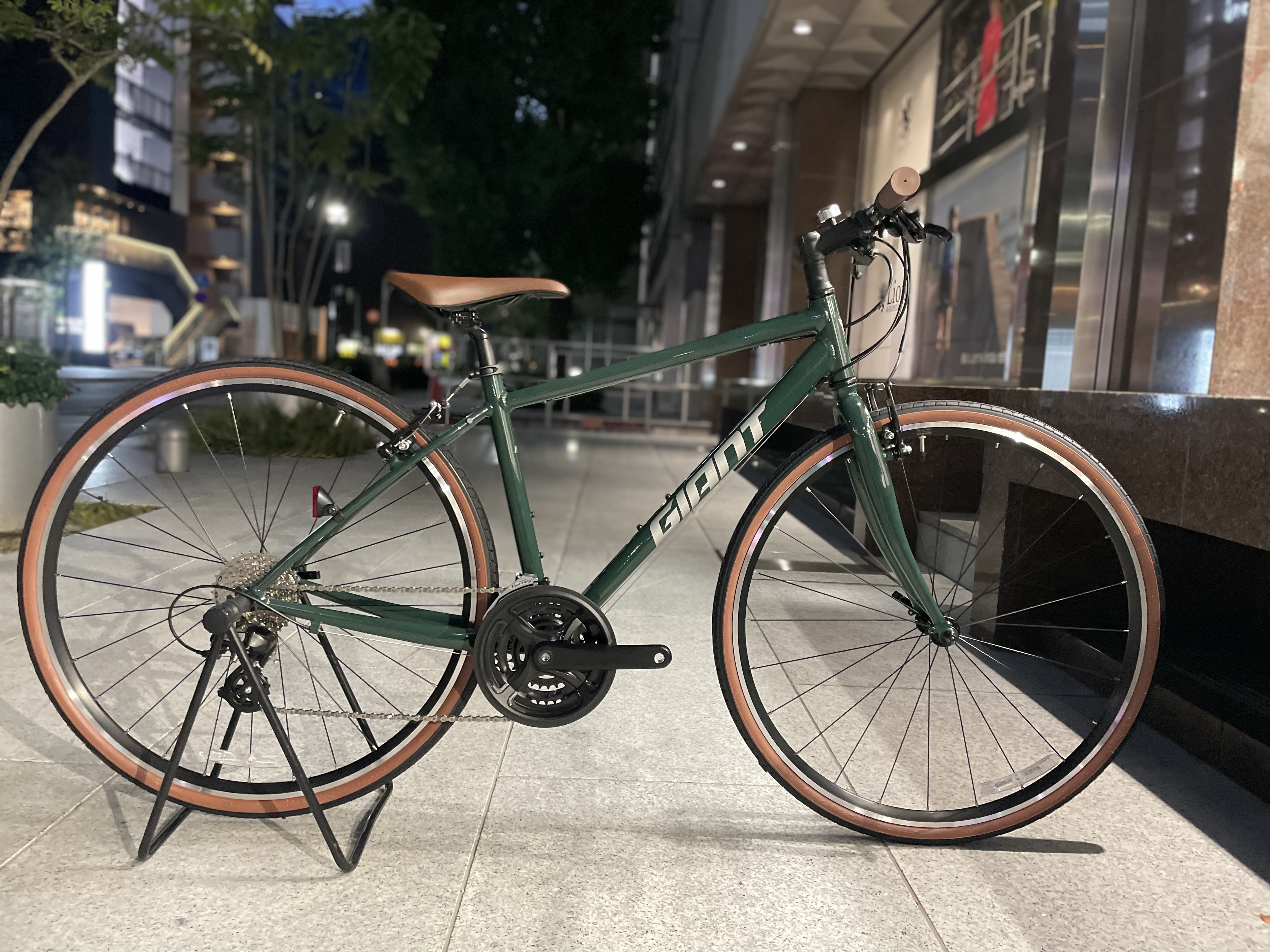 大人気のクロスバイクESCAPE R3が全カラー勢揃いしました！【GIANT