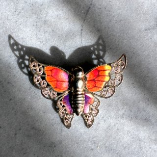 ヨーロッパヴィンテージ 蝶モチーフ ブローチ｜変化と美しさを象徴する