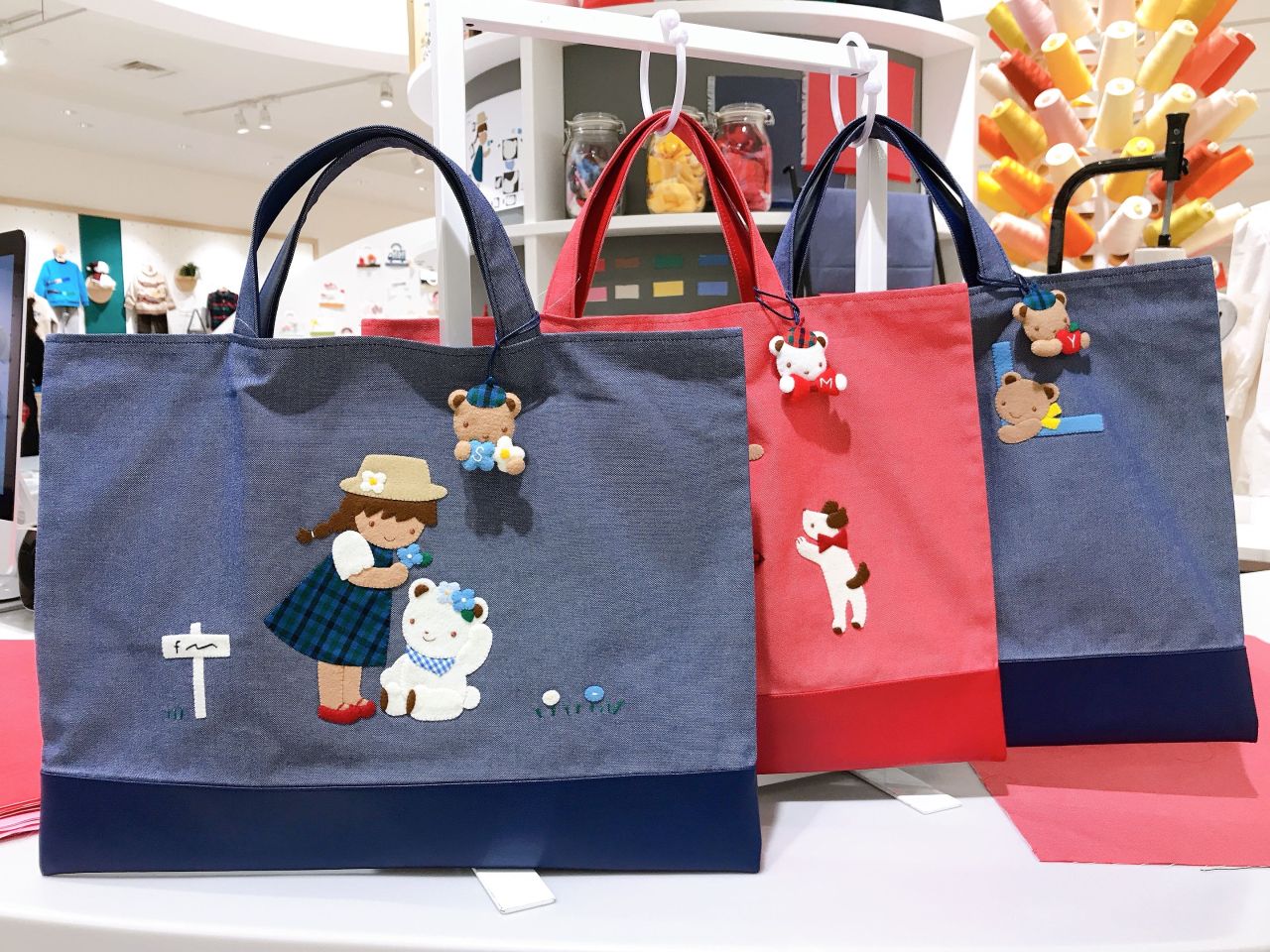 神戸本店】イニシャルチャーム付きデニムバッグ、サンプル展示中です