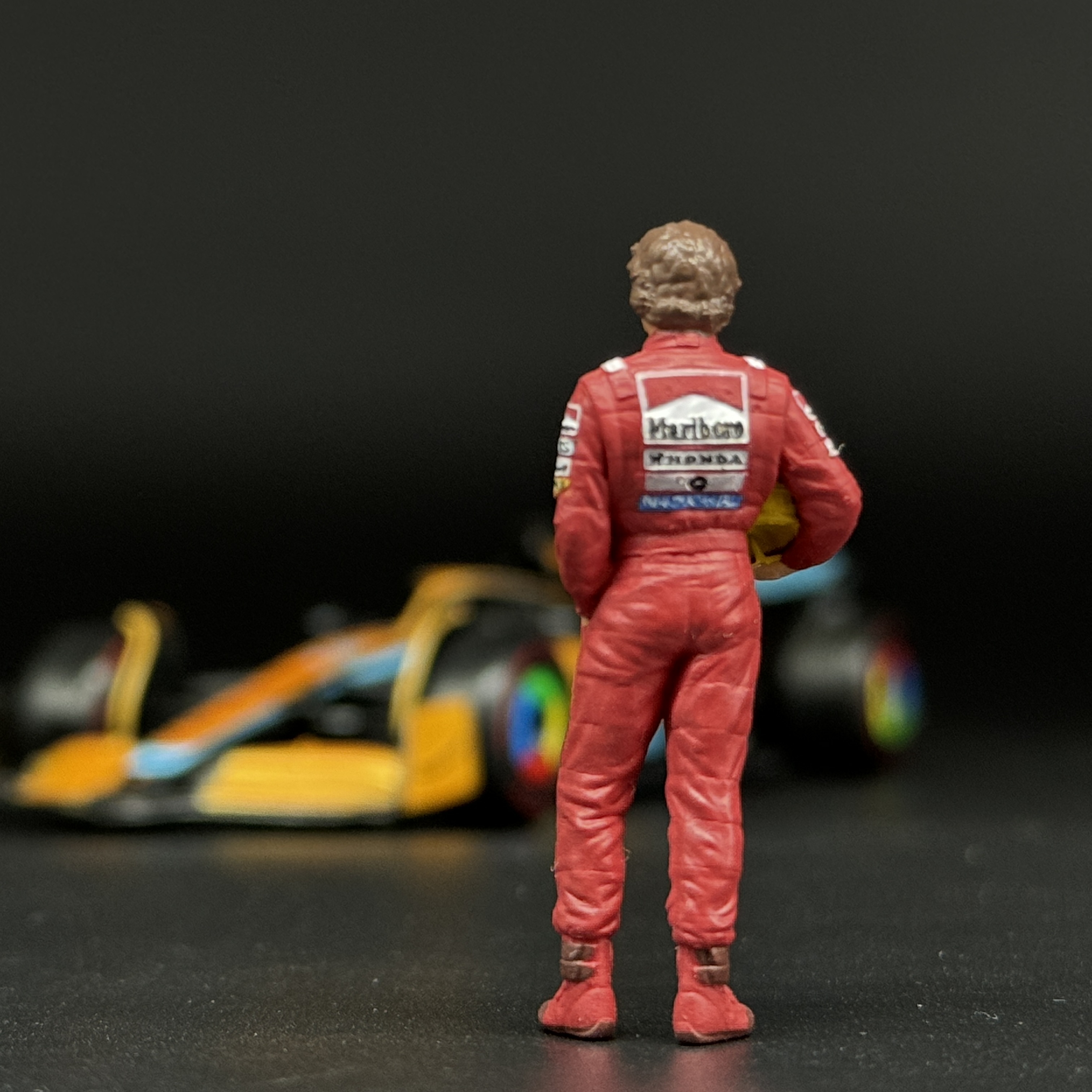1/64スケールアイルトン · セナフィギュアとF1レーシングカーモデル