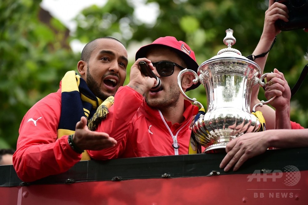 FA杯連覇のアーセナル、ロンドンで優勝パレード 写真20枚 国際ニュース