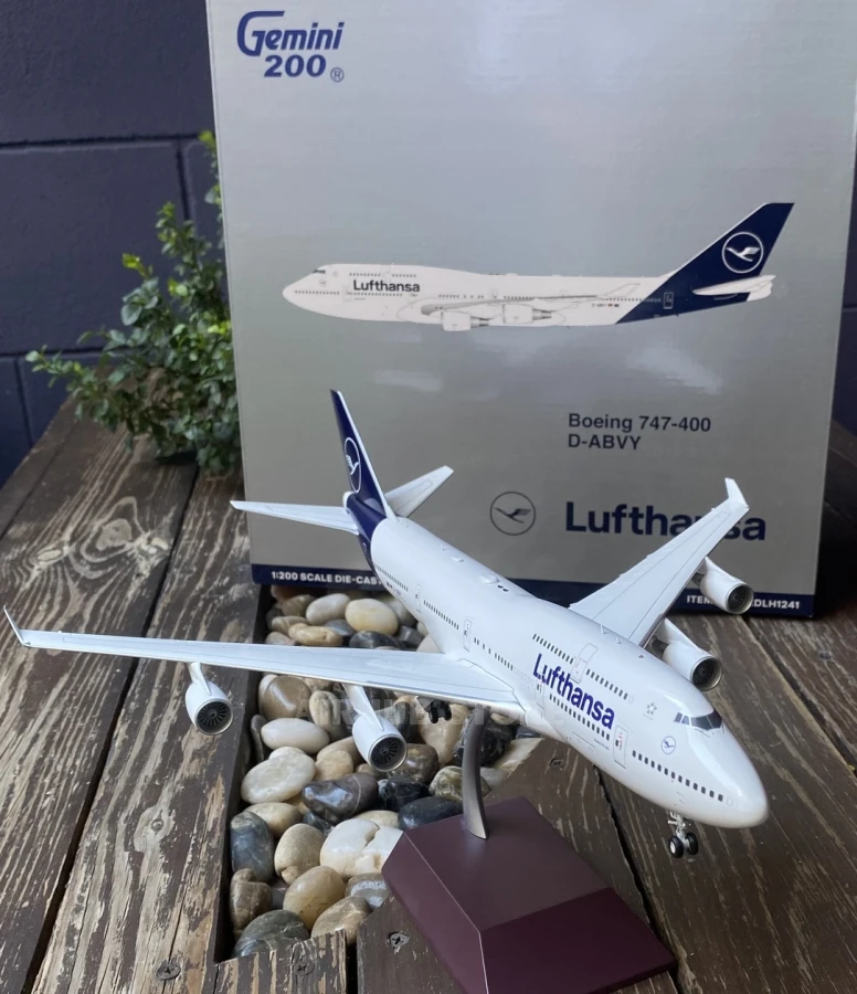 Premium Aircraft Model Boeing 747-400 Lufthansa D-ABVY 1:200