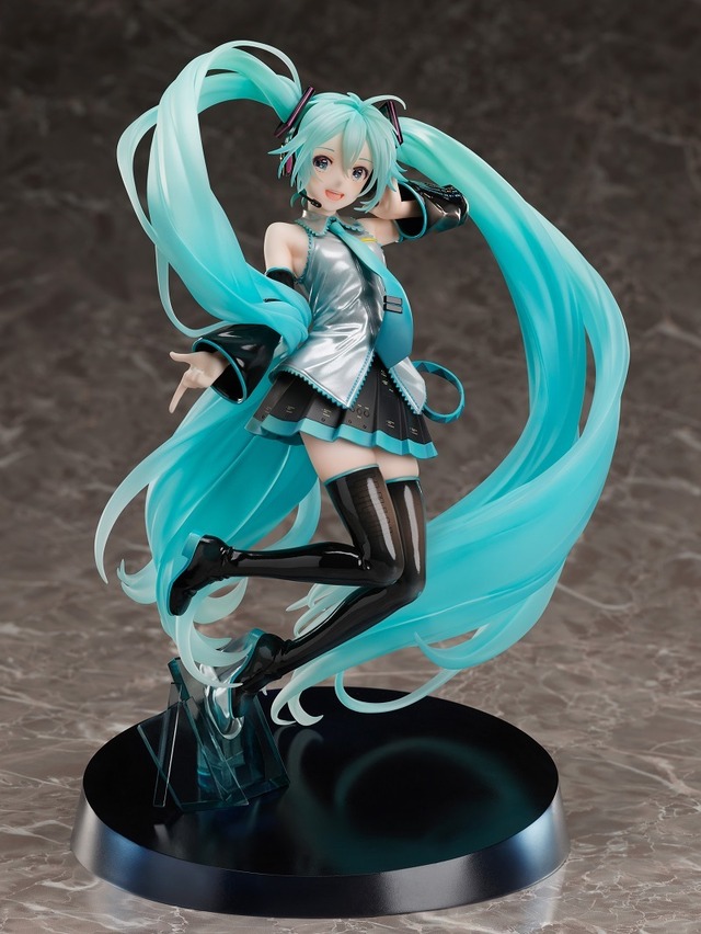 初音ミク」アート展“初音ミク・クロニクル”の等身大立像が1/7スケール