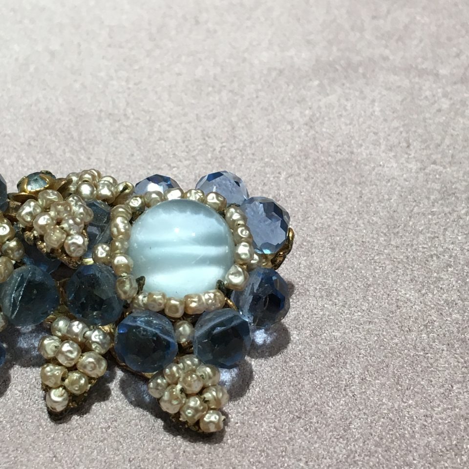 ミリアム・ハスケル「ブルー・パール ブローチ」《アンティックかとう》
