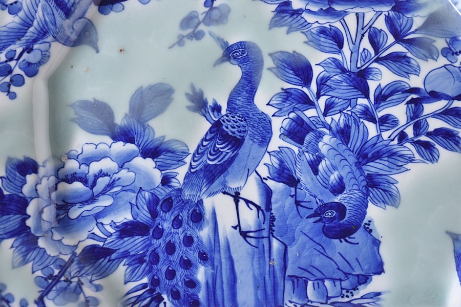 伊万里 青磁染付 孔雀 牡丹 梅に鶯 隅切長方大皿 - 生活骨董と古布の