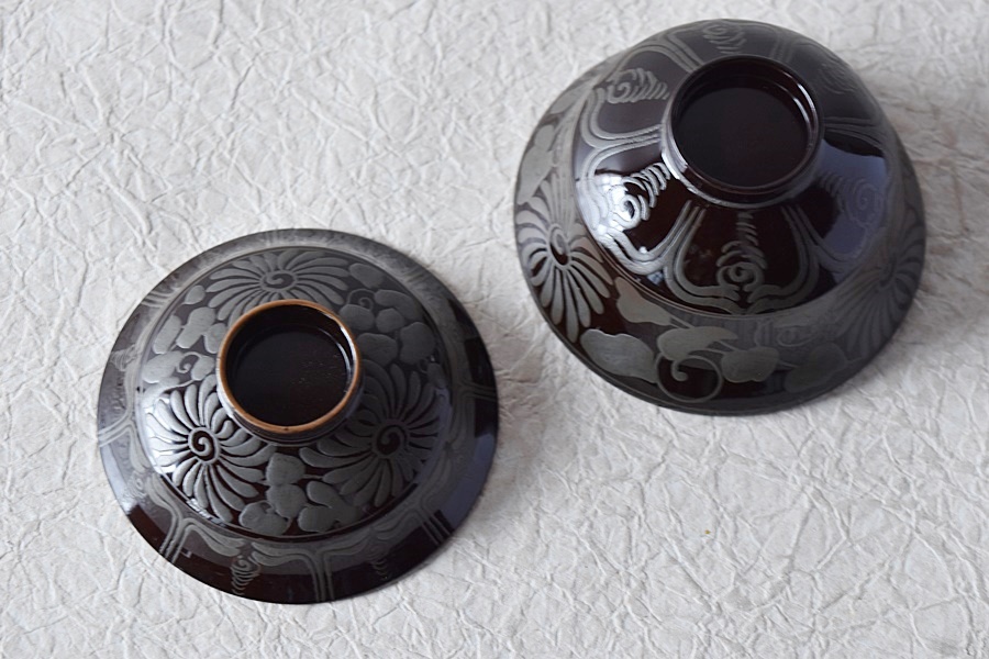 天然木製漆塗 橘屋友七 溜塗菊銀蒔絵小吸物椀 - 生活骨董と古布の