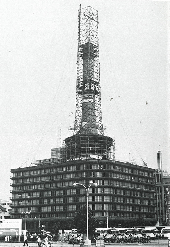 京都タワー60周年、京アニの記念イラストや復刻版組み立て模型