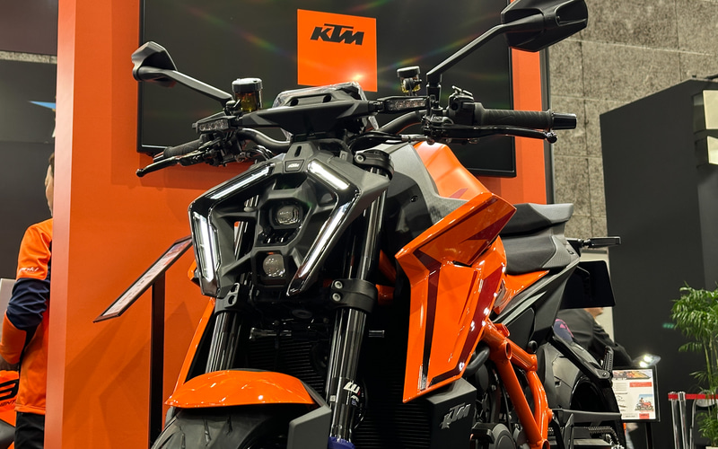 新LEDヘッドライトの新型「1390 SUPER DUKE R EVO」「990 DUKE」を展示