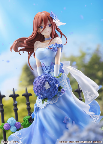 映画「五等分の花嫁」より「中野 三玖」が青を基調にしたドレス姿で