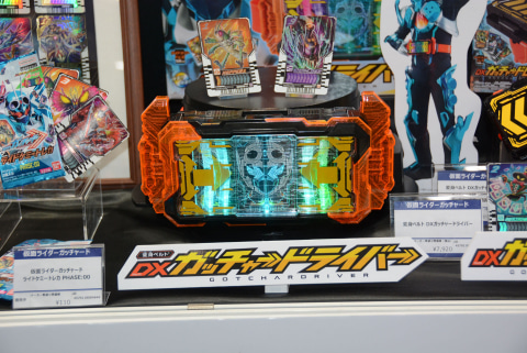 LEDがまばゆく輝く！ 「仮面ライダーガッチャード DXガッチャー
