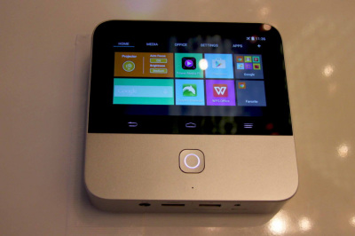 小型プロジェクターにLTE対応のAndroid搭載「モバイルシアター