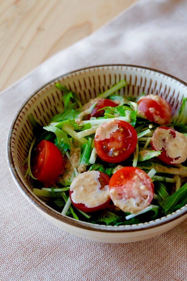 簡単5分♪水菜とトマトのサラダ】手作りごまドレッシング | レシピ