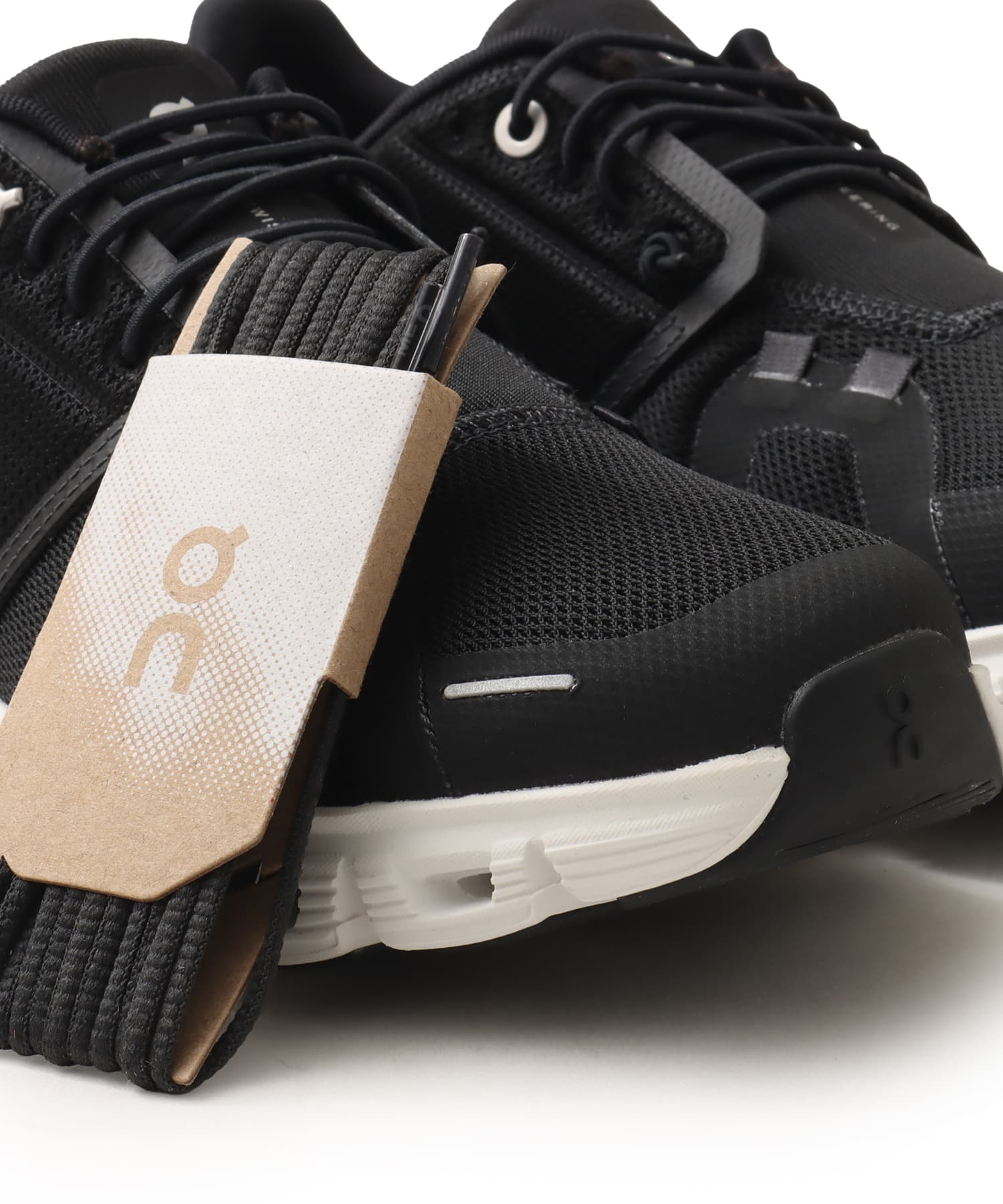On Cloud 6 W Black | White（オン クラウド 6-ブラック） | atmos