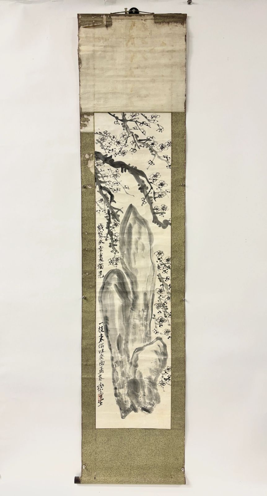 巒堂 梅花奇石図 掛軸 水墨画 紙本 昭和癸酉年（1933年）初春 在銘