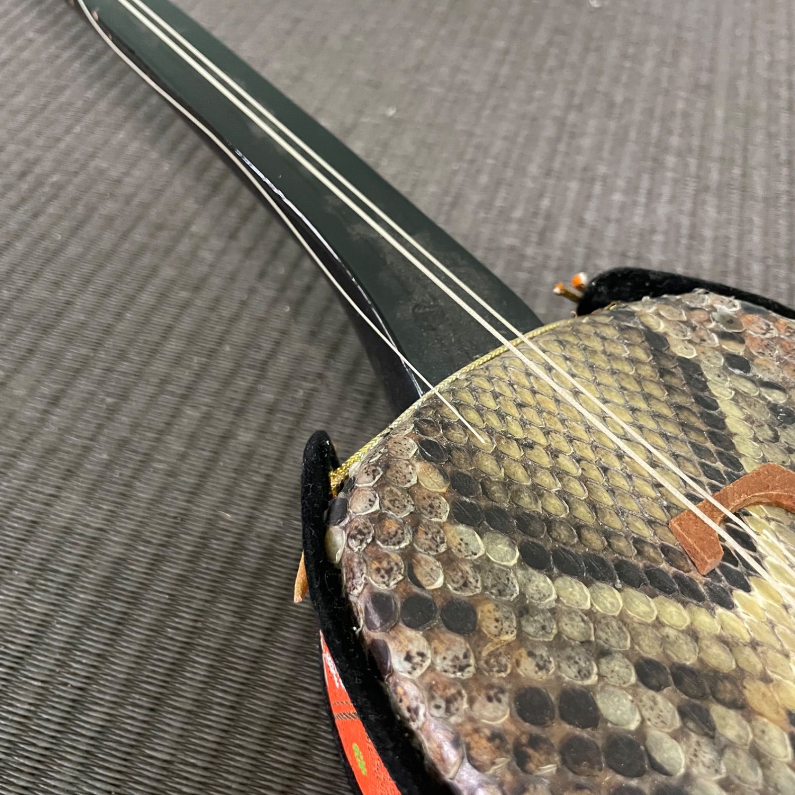 ♭ 沖縄三線 蛇皮線 本皮 蛇皮 三味線 本蛇皮 民族楽器 - メルカリ