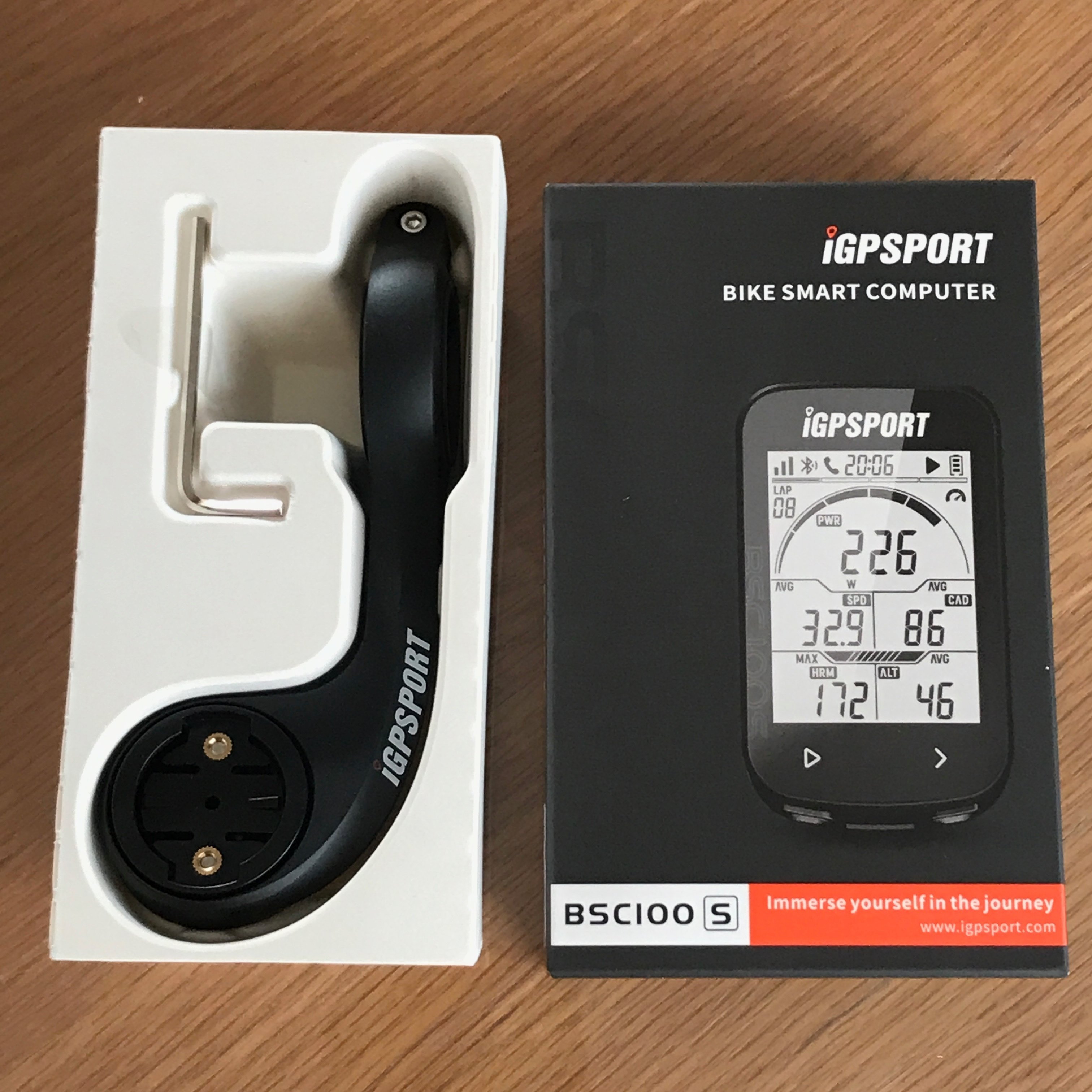 初めてのサイクルコンピュータはiGPSPORTのBSC100S。センサー類はXOSS