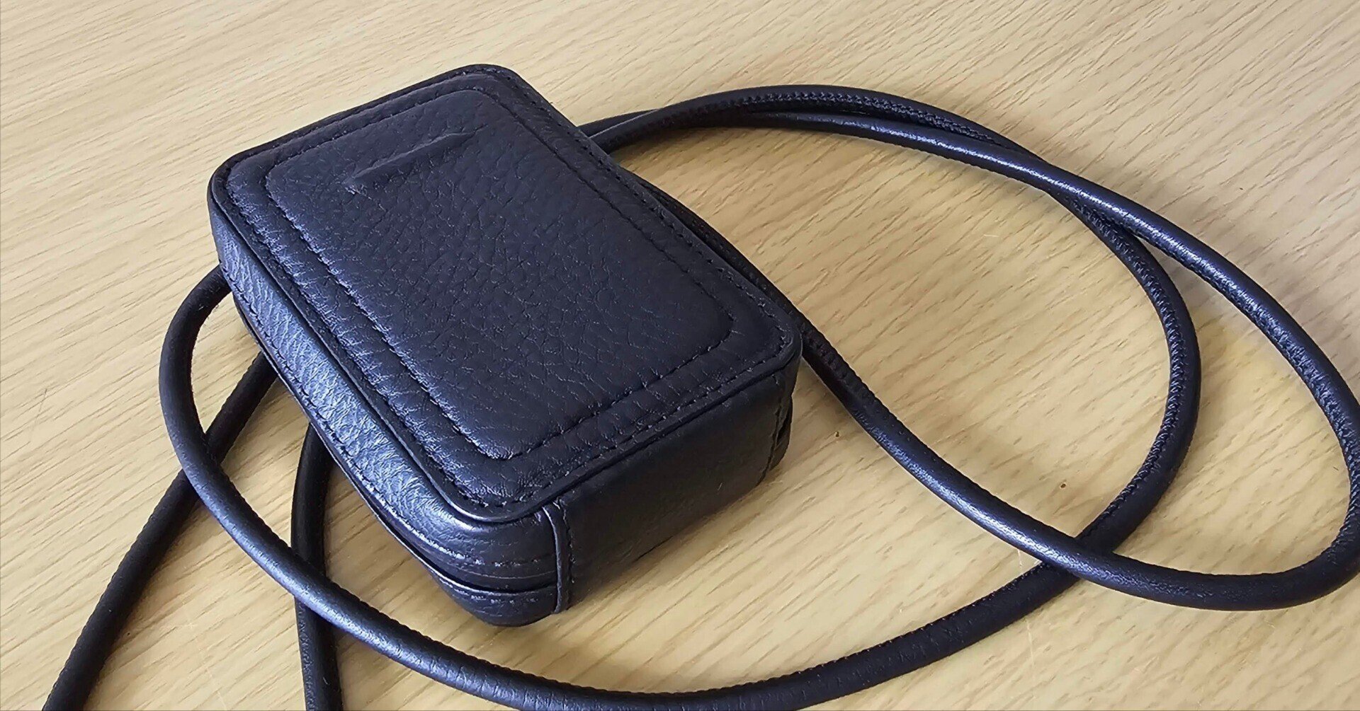 コンパクトに必需品を携帯 objcts.ioのマイクロバッグ｜ふみぞう