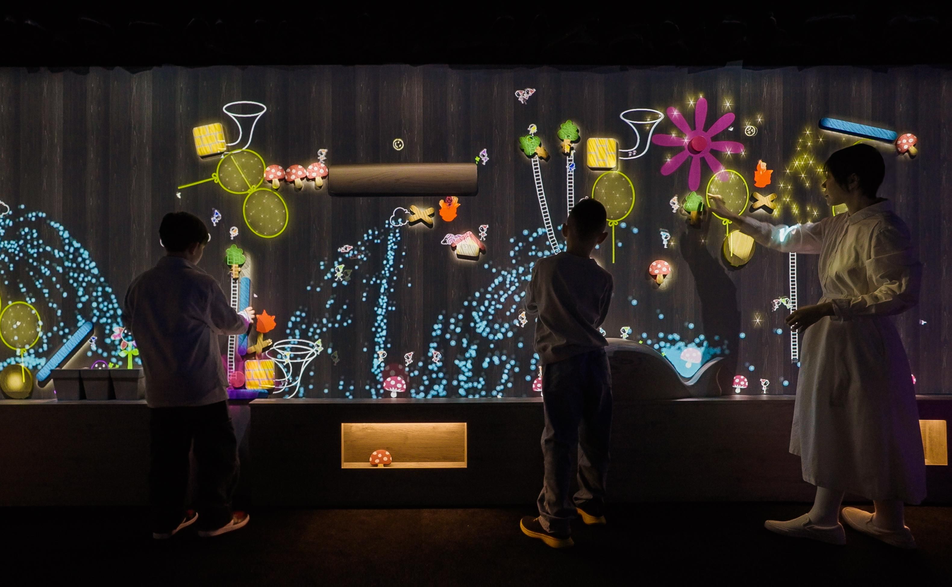 こびとが住まう奏でる壁 / A Musical Wall where Little People Live