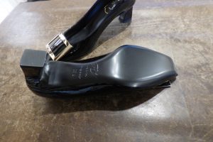 Roger Vivier（ロジェヴィヴィエ）黒エナメルパンプスをハーフラバー