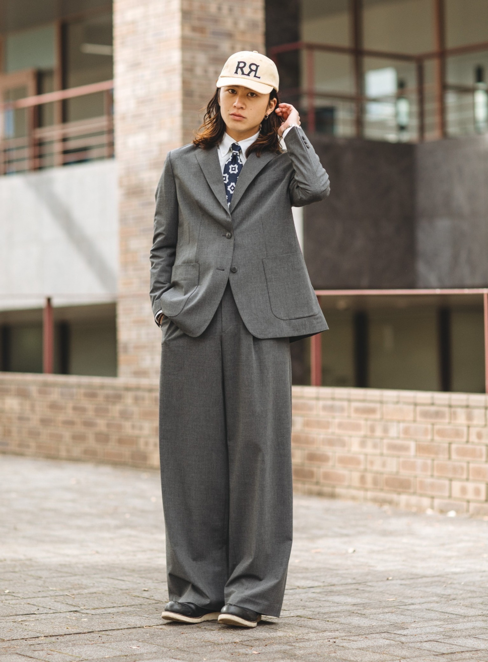 リラックステーラードジャケット、タックワイドストレートパンツ」の